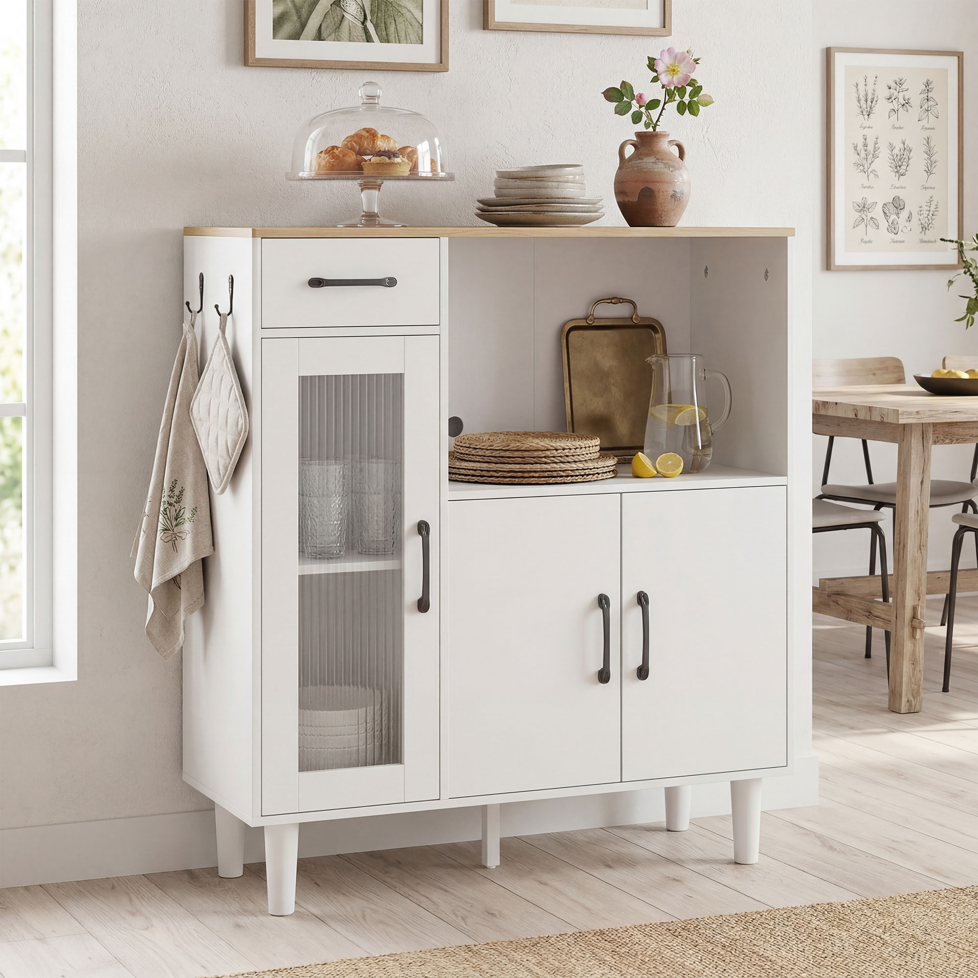 Un armario de cocina blanco con tapa de madera, puerta de vidrio y estantes con vajilla y repostería.