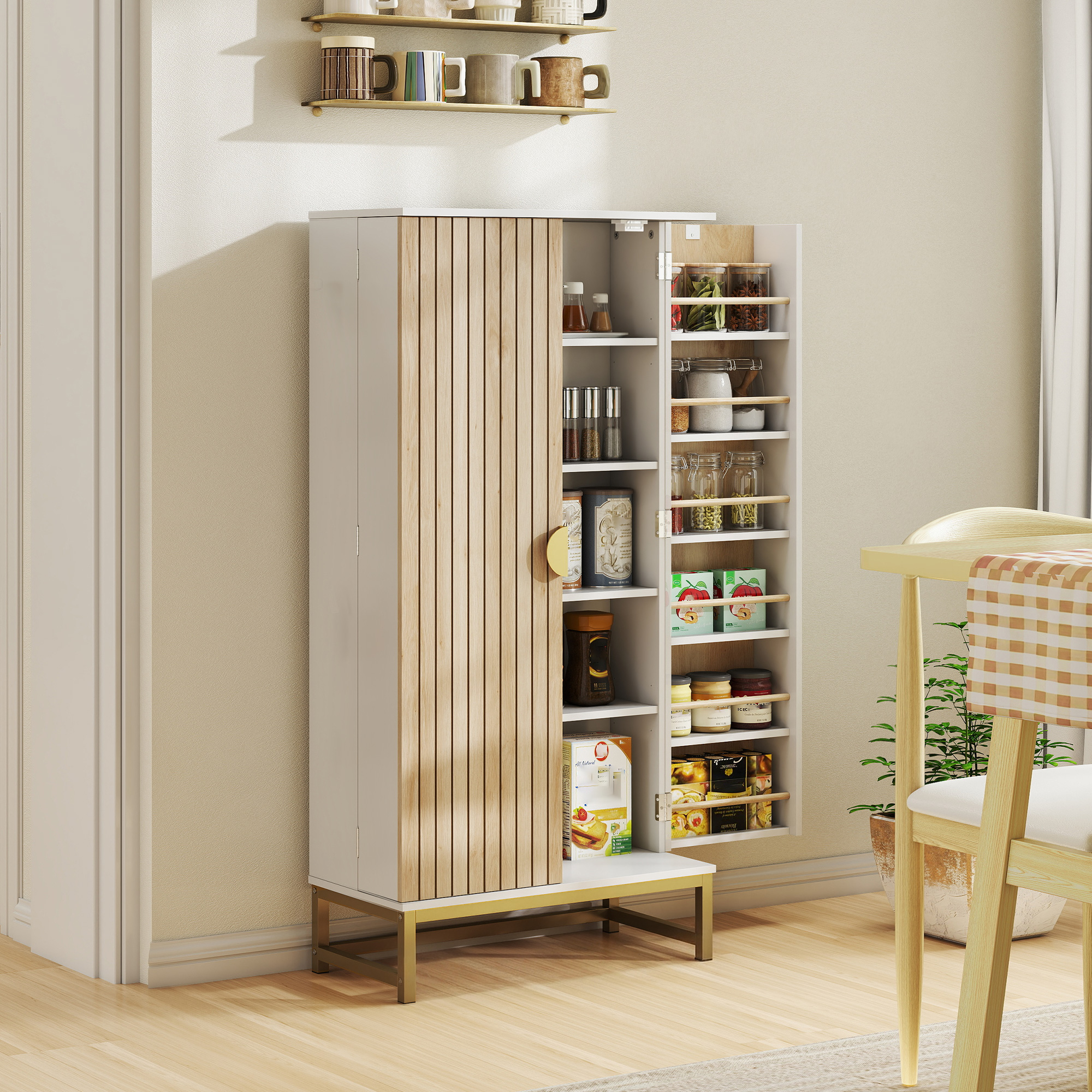 Una despensa blanca y de madera con puertas de lamas, con tarros y cajas de comida, junto a una silla.
