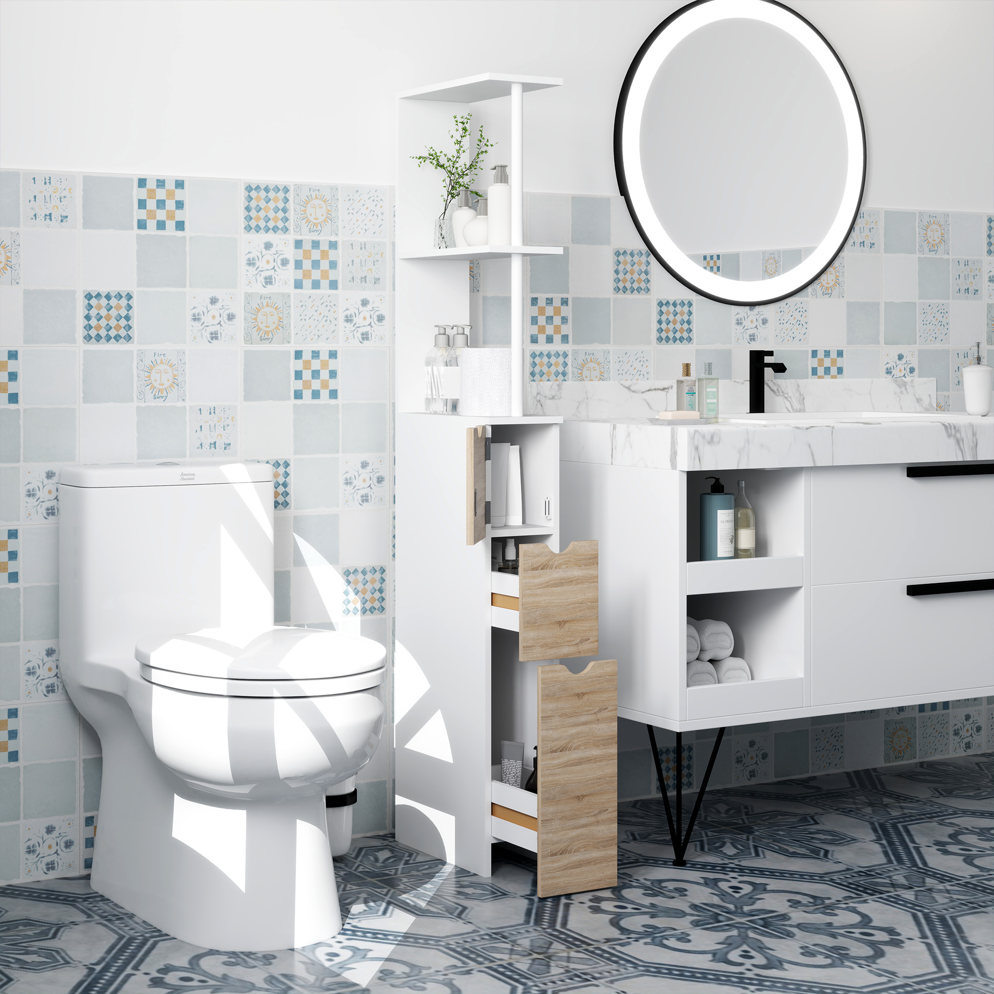 Baño moderno con inodoro blanco, estantería alta de madera, lavabo y espejo redondo con azulejos azules estampados.