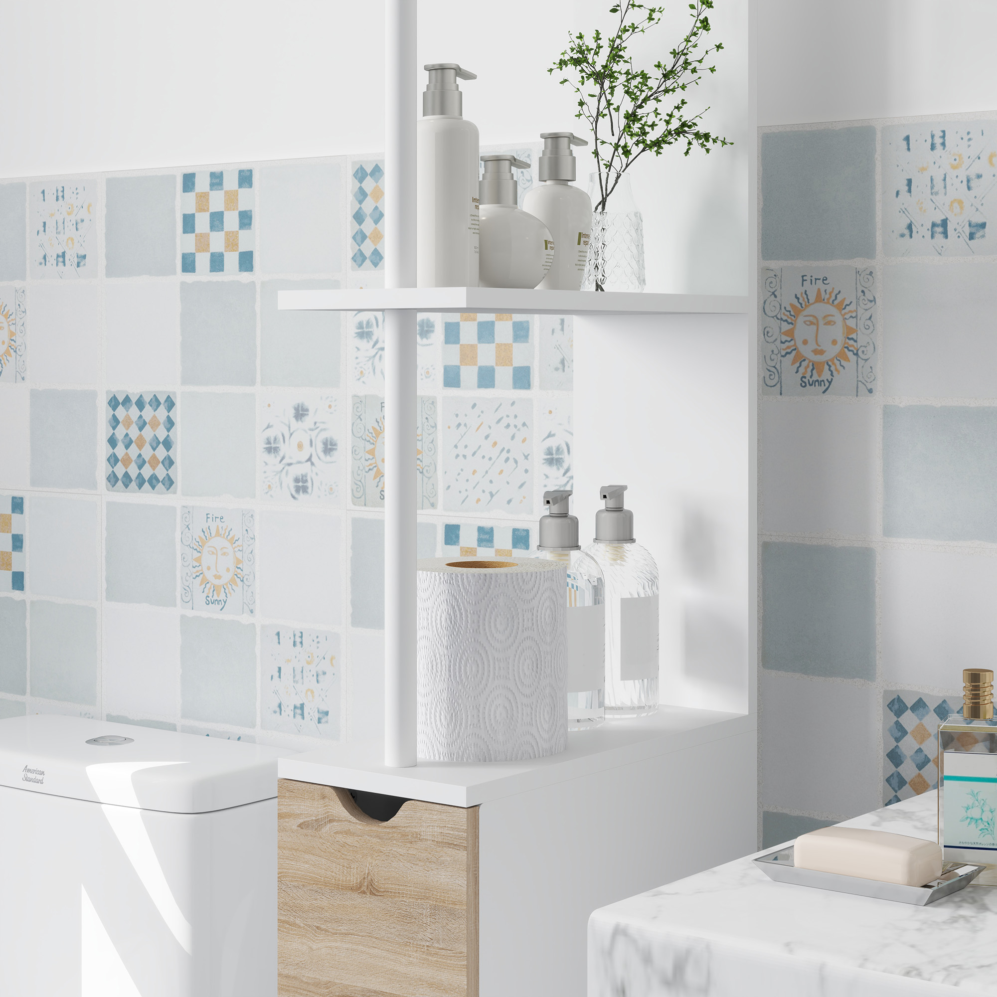 Baño con estantería blanca, papel higiénico, dispensadores de jabón y azulejos azules.