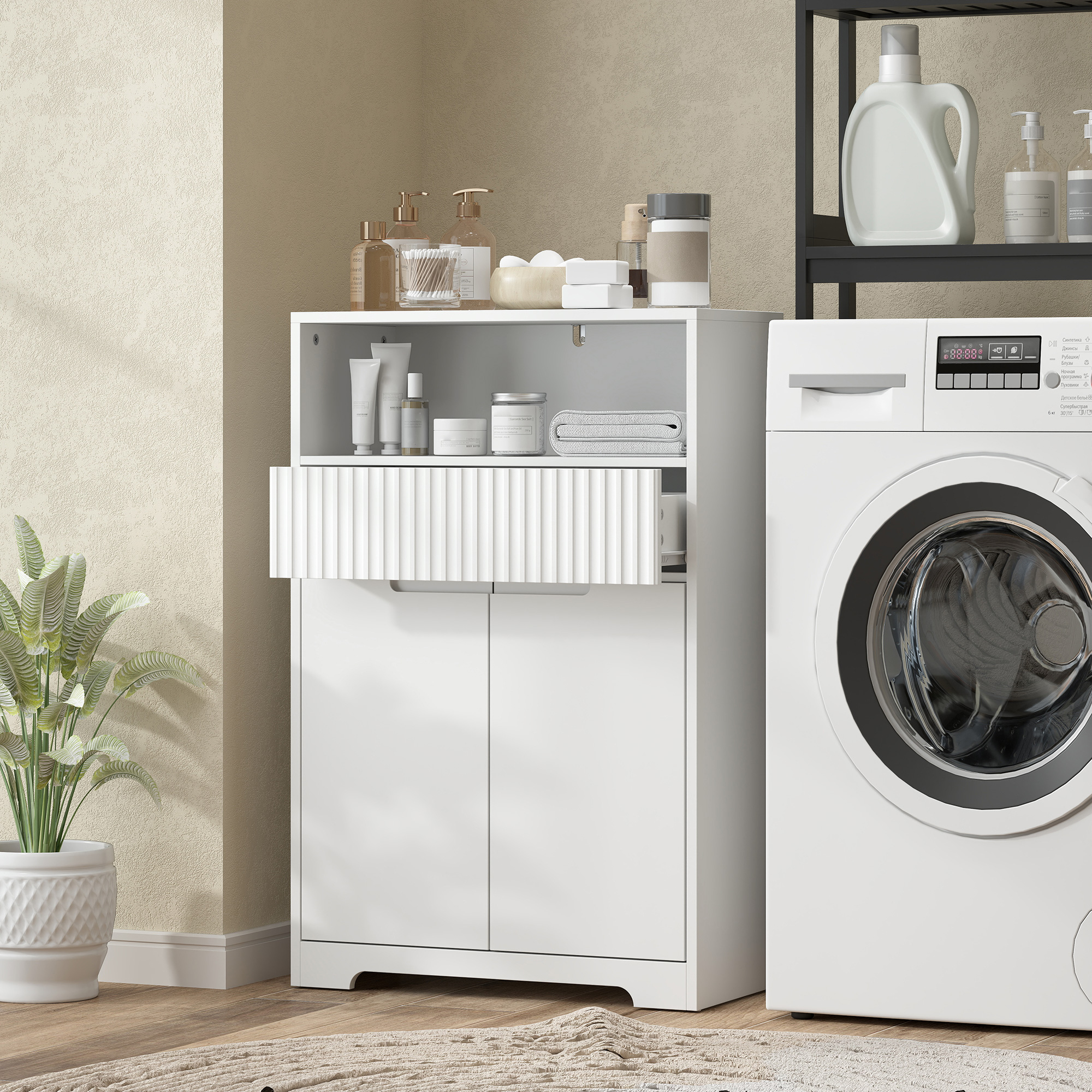 Un mueble de baño blanco con artículos de aseo, una lavadora y una planta en maceta.