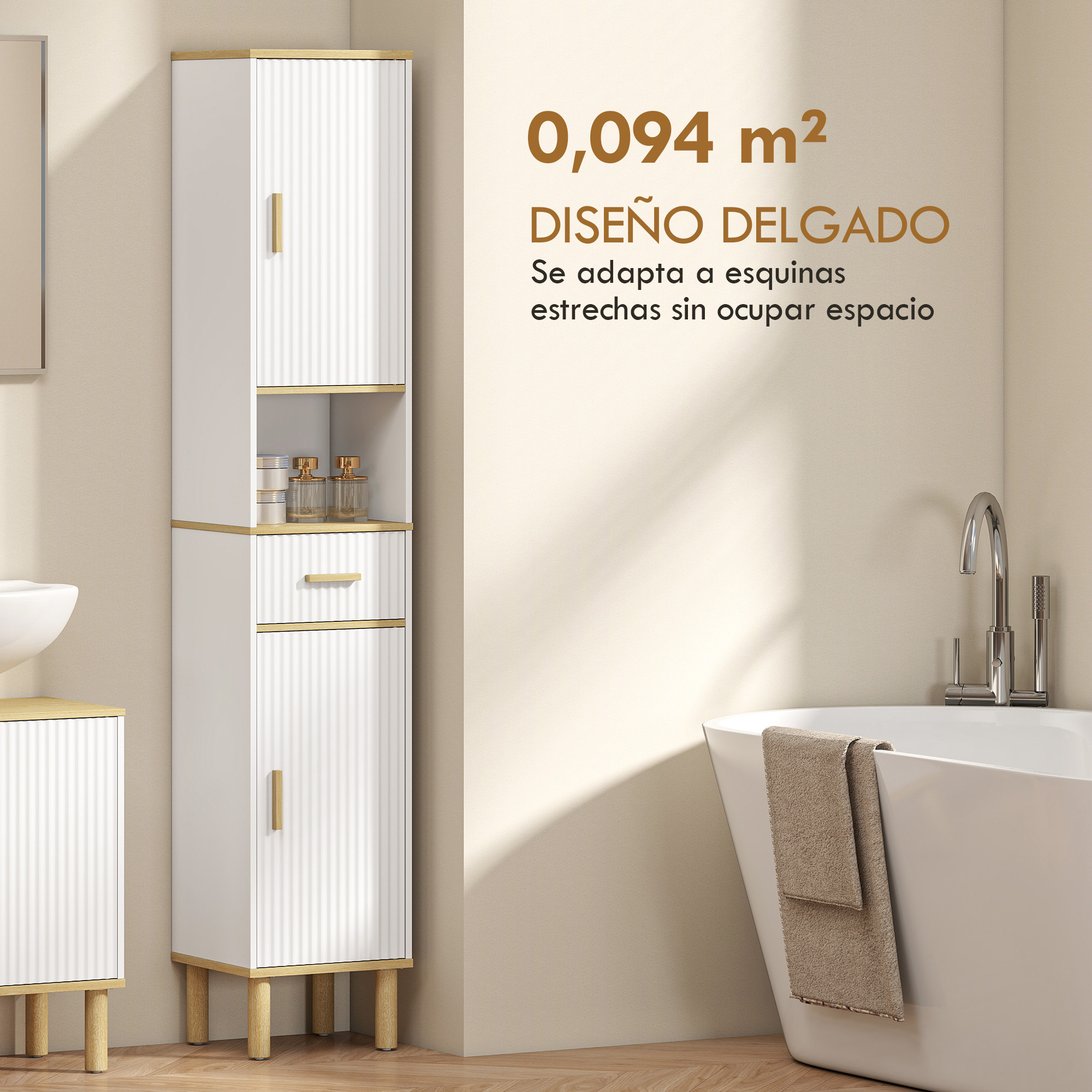 Un armario de baño alto blanco y de madera junto a una bañera, con estantes, puertas y tiradores dorados.