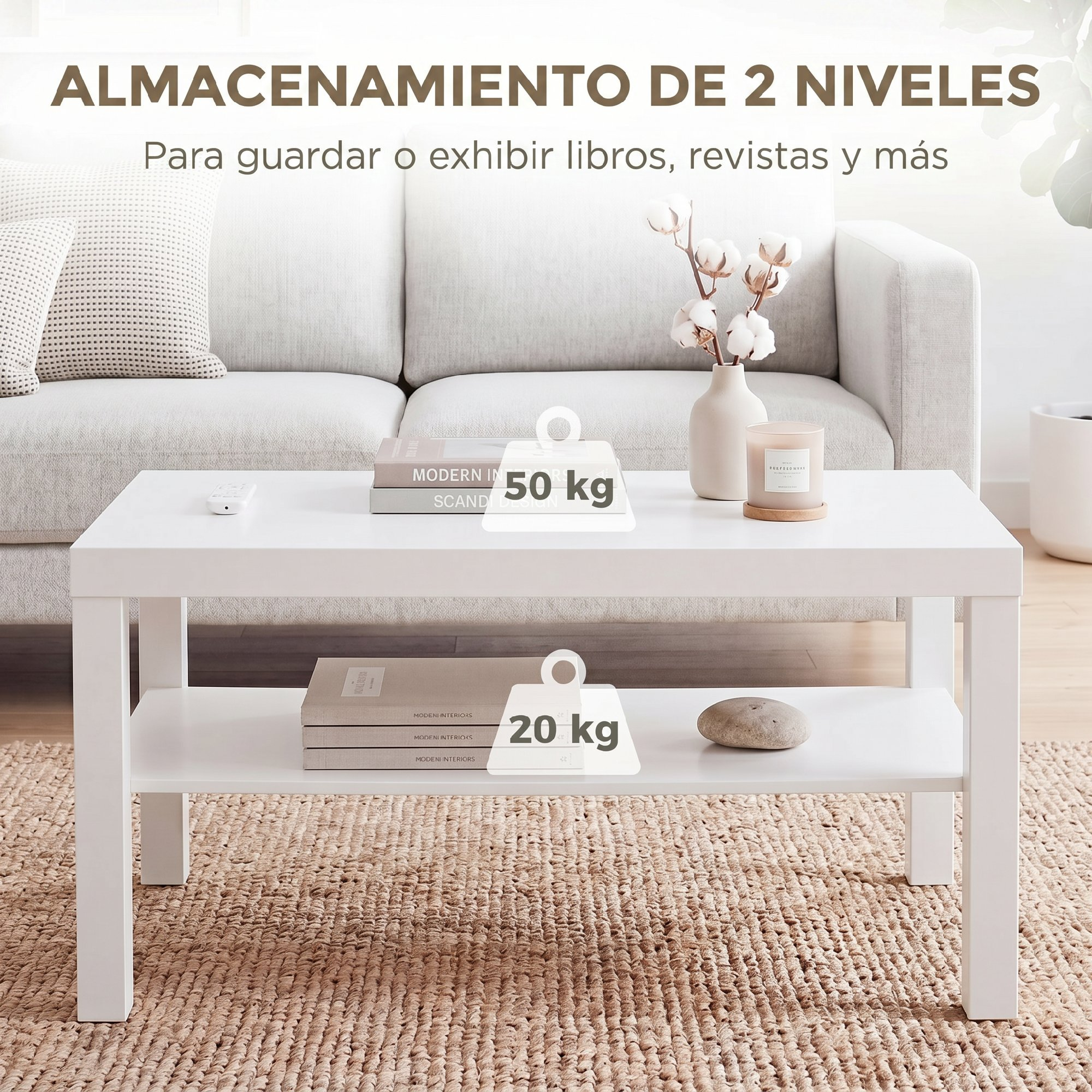 Una mesa de centro blanca de dos niveles sobre una alfombra de yute frente a un sofá claro, con libros y decoración.