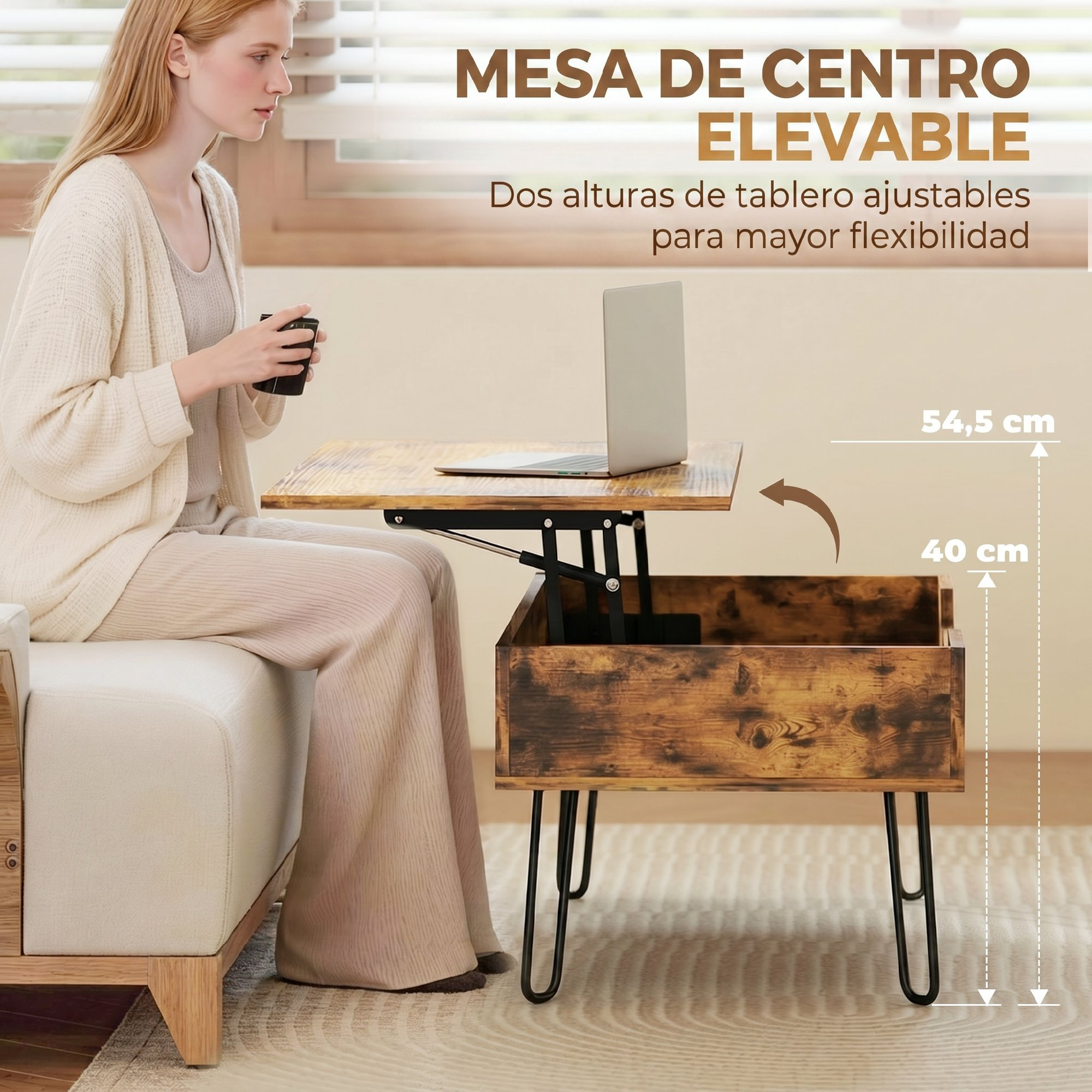 Una mujer se sienta en un sofá junto a una mesa de centro de madera con tablero ajustable.