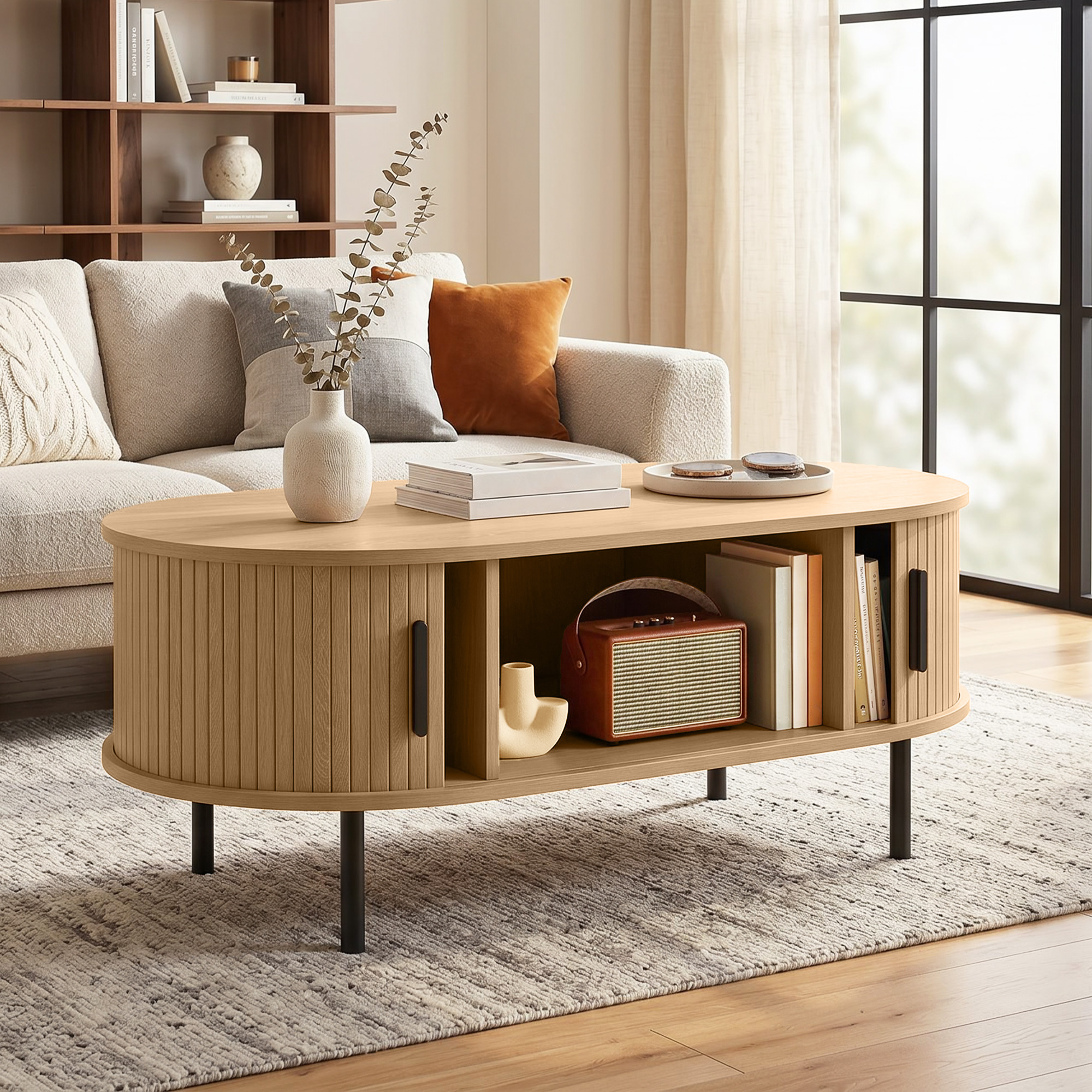 Mesa de centro de madera clara moderna con estante frente a un sofá y una ventana grande.