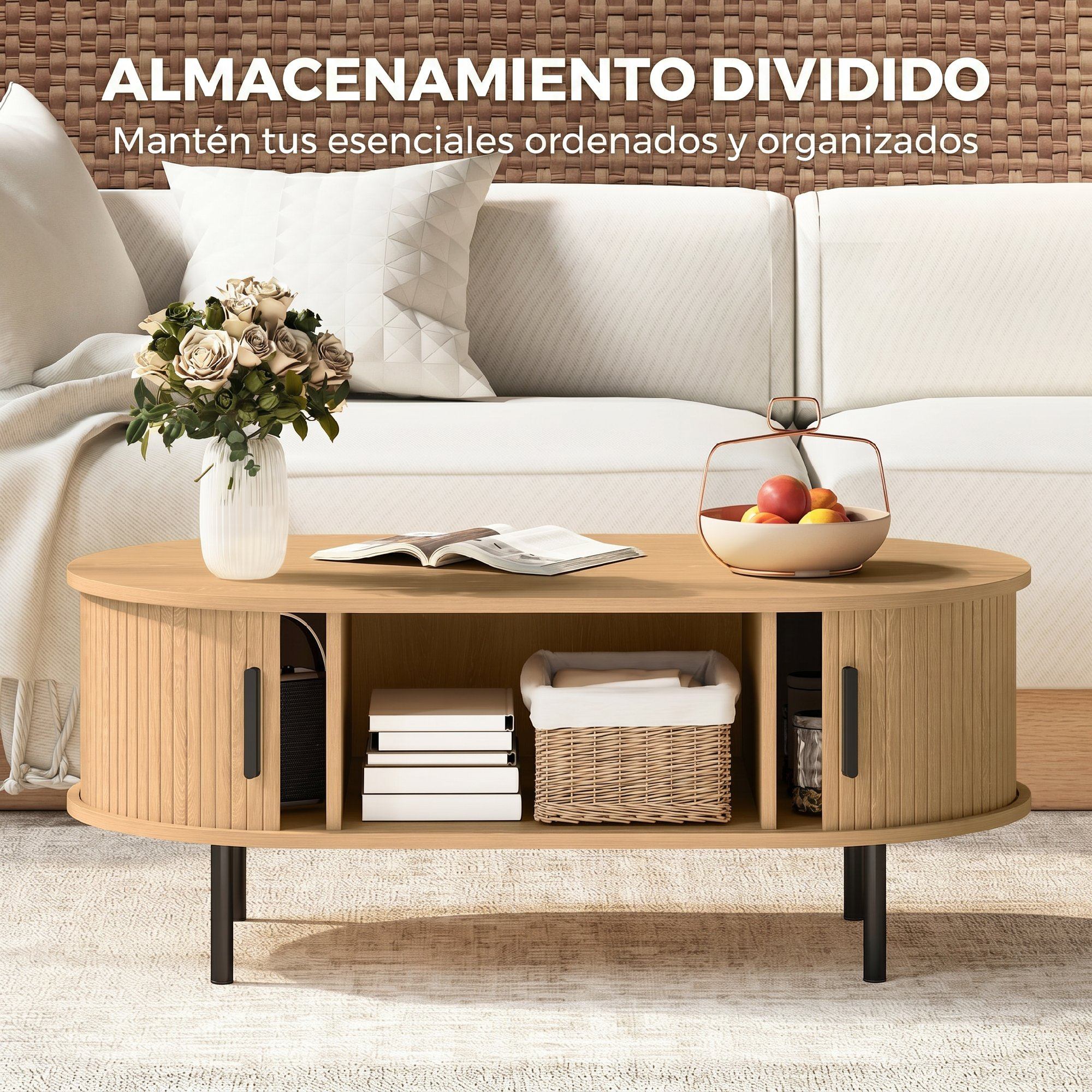 Mesa de centro de madera moderna con estantes abiertos, libros, frutero y florero frente a un sofá blanco.