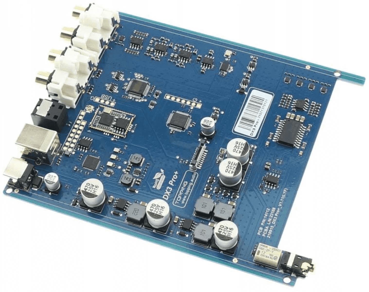 Una placa de circuito azul con varios componentes electrónicos, microchips, condensadores y puertos de audio.