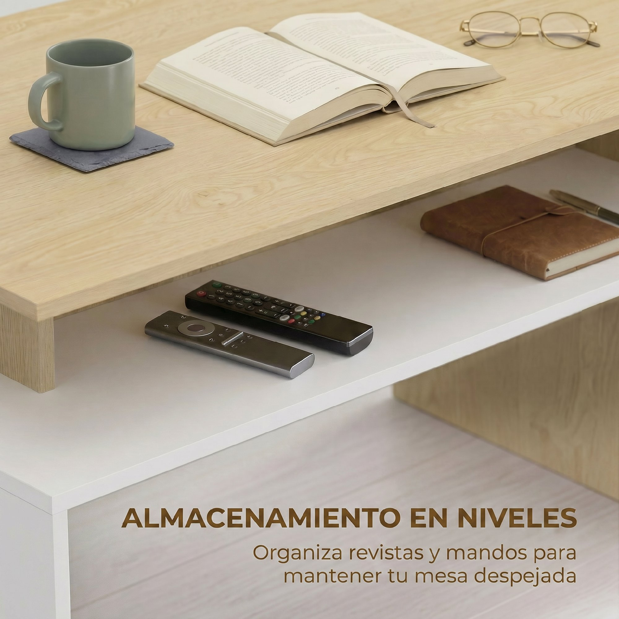 Mesa de madera con estante abierto, taza, libro abierto y gafas; abajo, mandos y cuaderno.