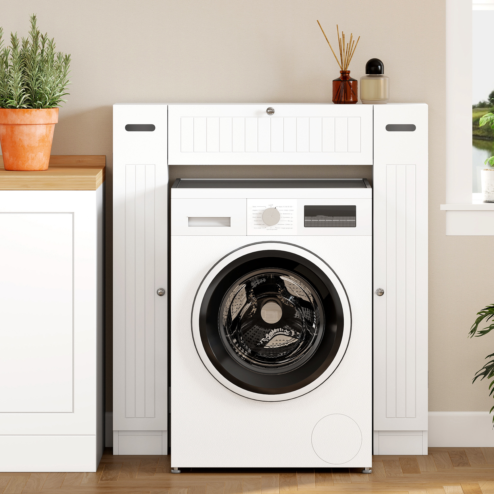 Lavadora blanca instalada en un mueble de almacenamiento blanco en una habitación.