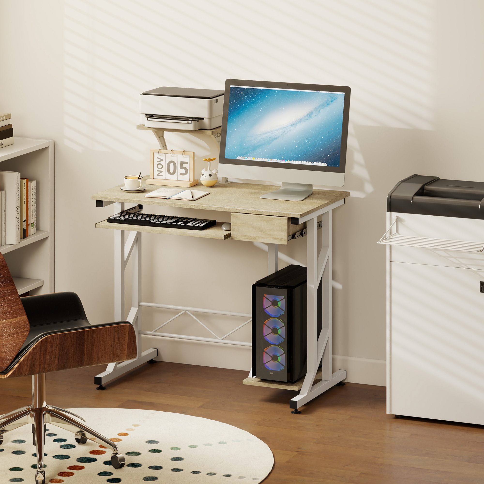 Un escritorio de madera con computadora, impresora, teclado y torre, en una habitación luminosa con silla.