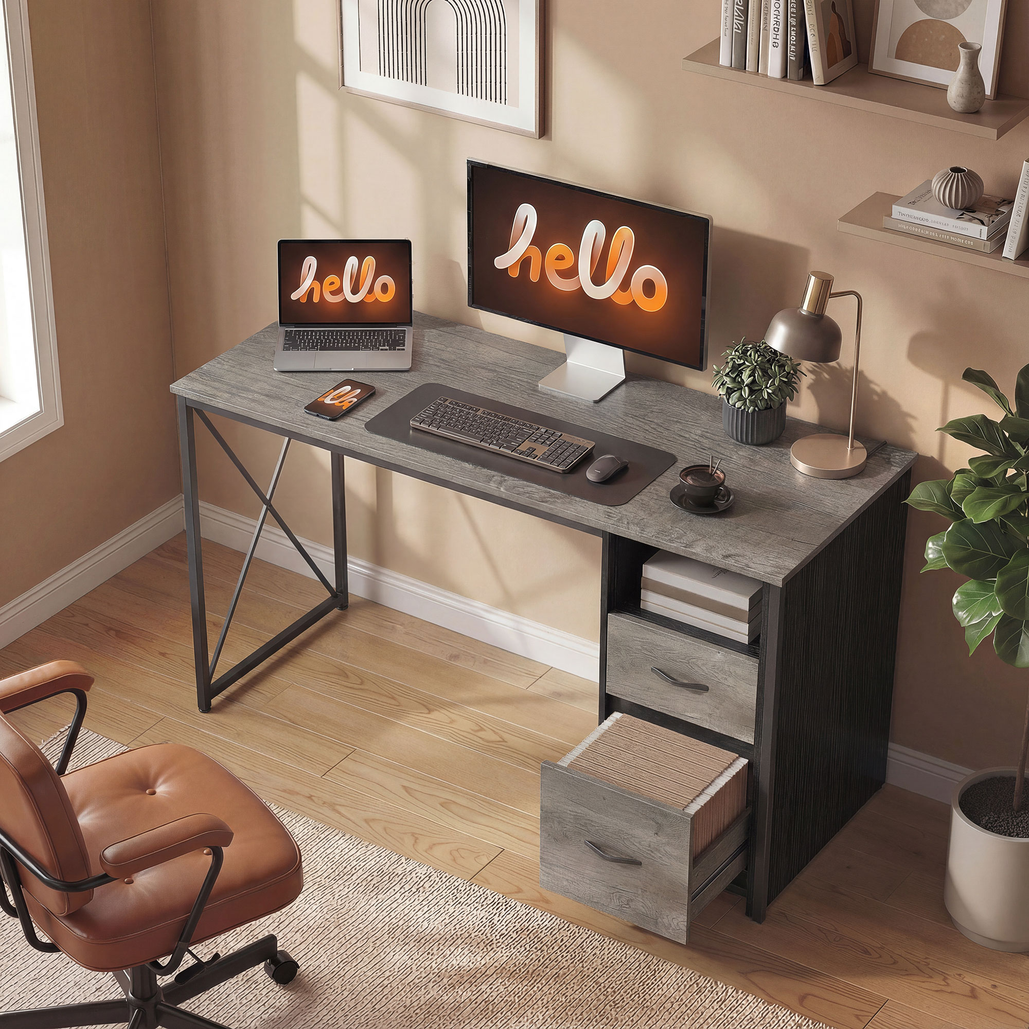 Una oficina en casa moderna con escritorio gris, ordenador, teclado, lámpara, plantas y sillón de cuero marrón.