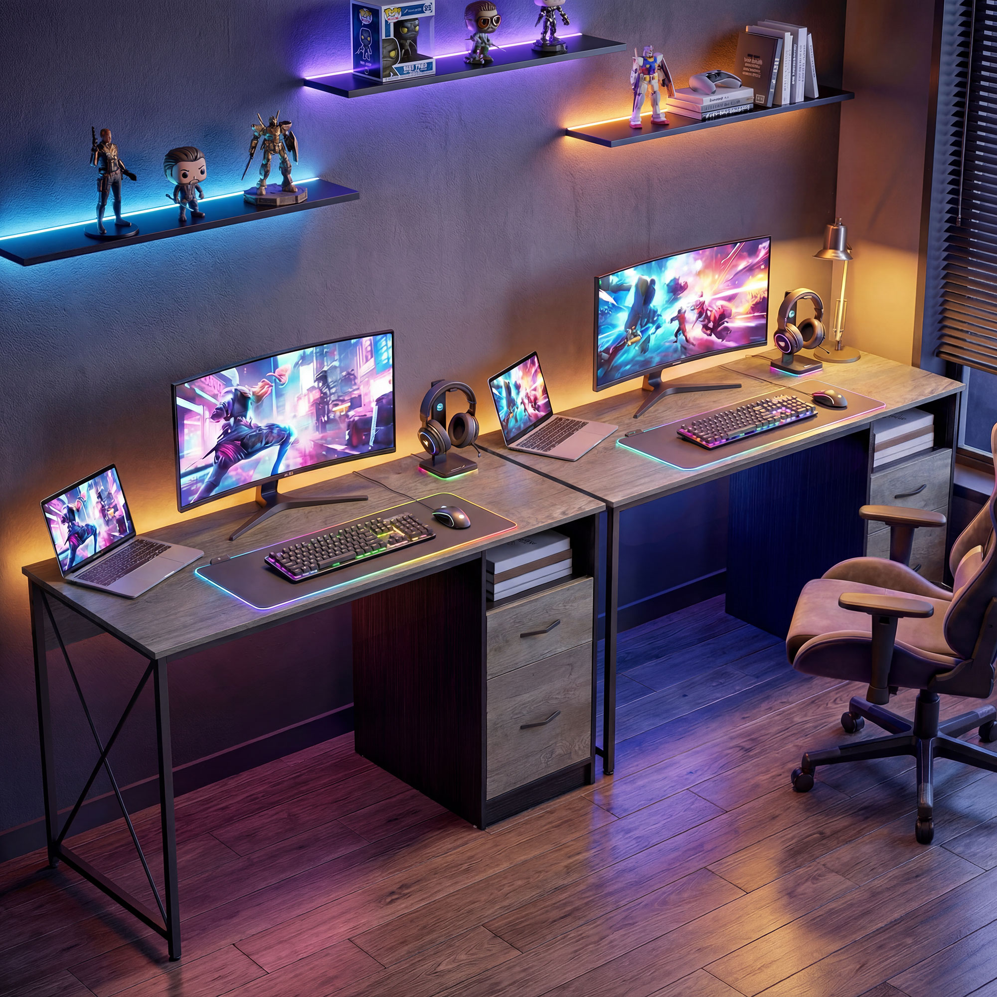 Dos escritorios de computadora modernos con monitores, portátiles y colorida iluminación LED en una habitación oscura.
