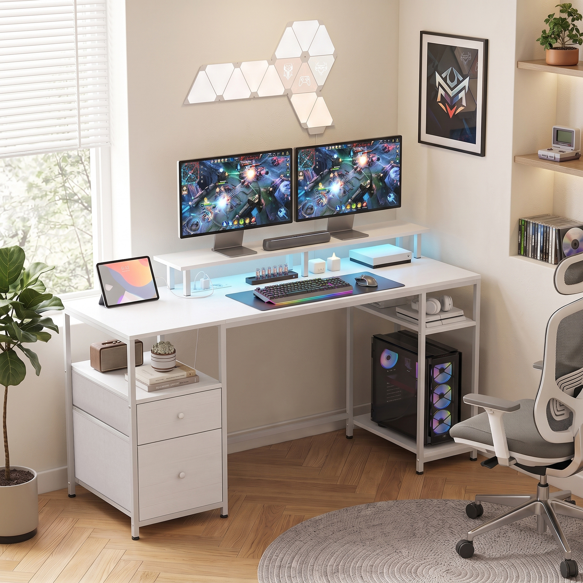 Configuración moderna de juegos con dos monitores, PC, escritorio blanco, paneles de pared iluminados y silla.