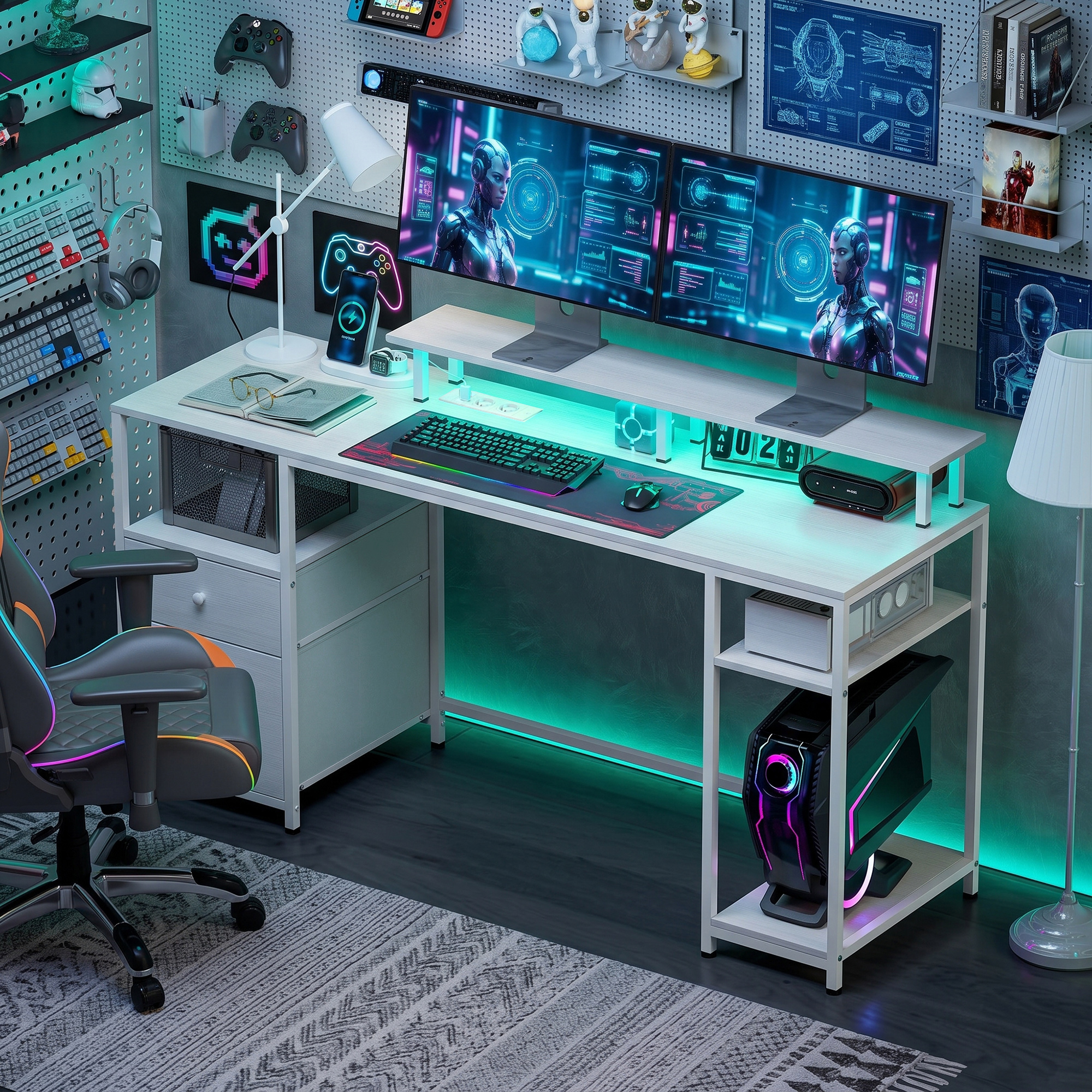 Configuración de juego moderna con dos monitores, PC, teclado y luces LED azules en un escritorio blanco.