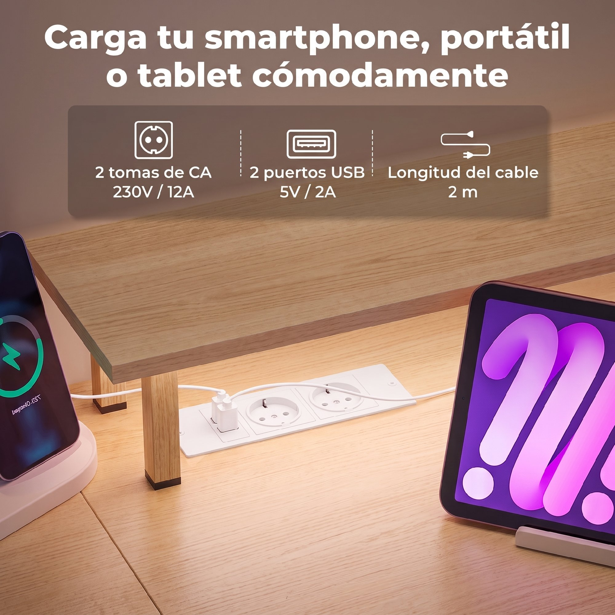 Escritorio de madera con regleta integrada, dos enchufes y puertos USB, mientras los dispositivos se cargan.
