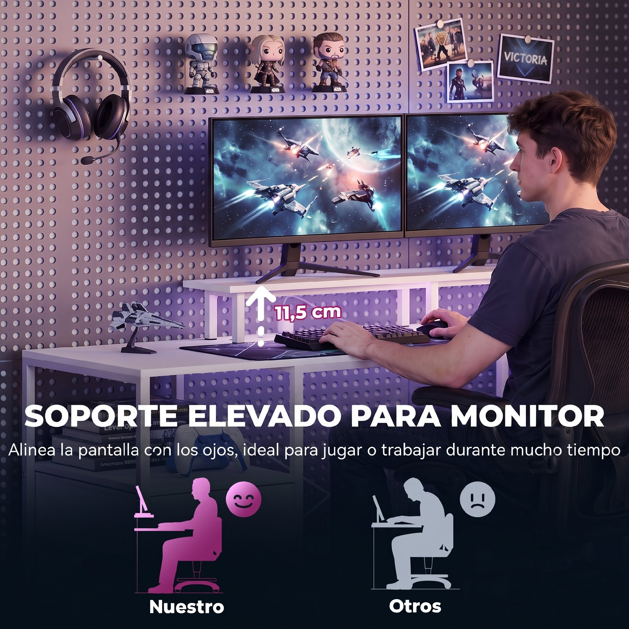 Un hombre jugando con dos monitores en un soporte blanco elevado.