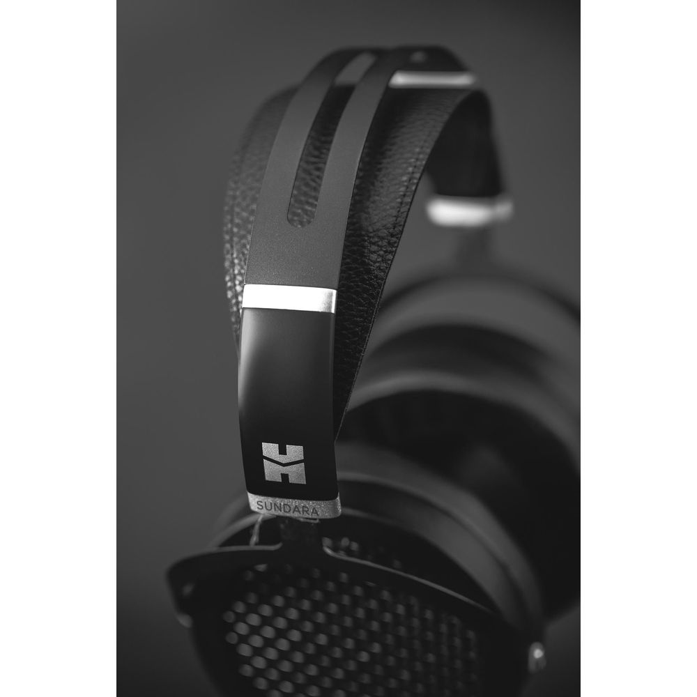 Primer plano de auriculares negros Sundara, destacando la diadema de metal, acolchado de cuero y rejillas.