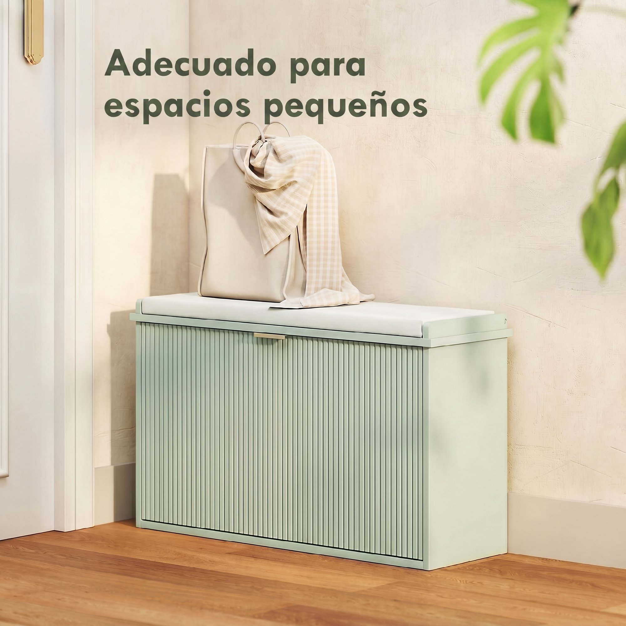 Un banco de almacenamiento verde claro con cojín blanco, bolso y bufanda encima, y texto en español en la pared.
