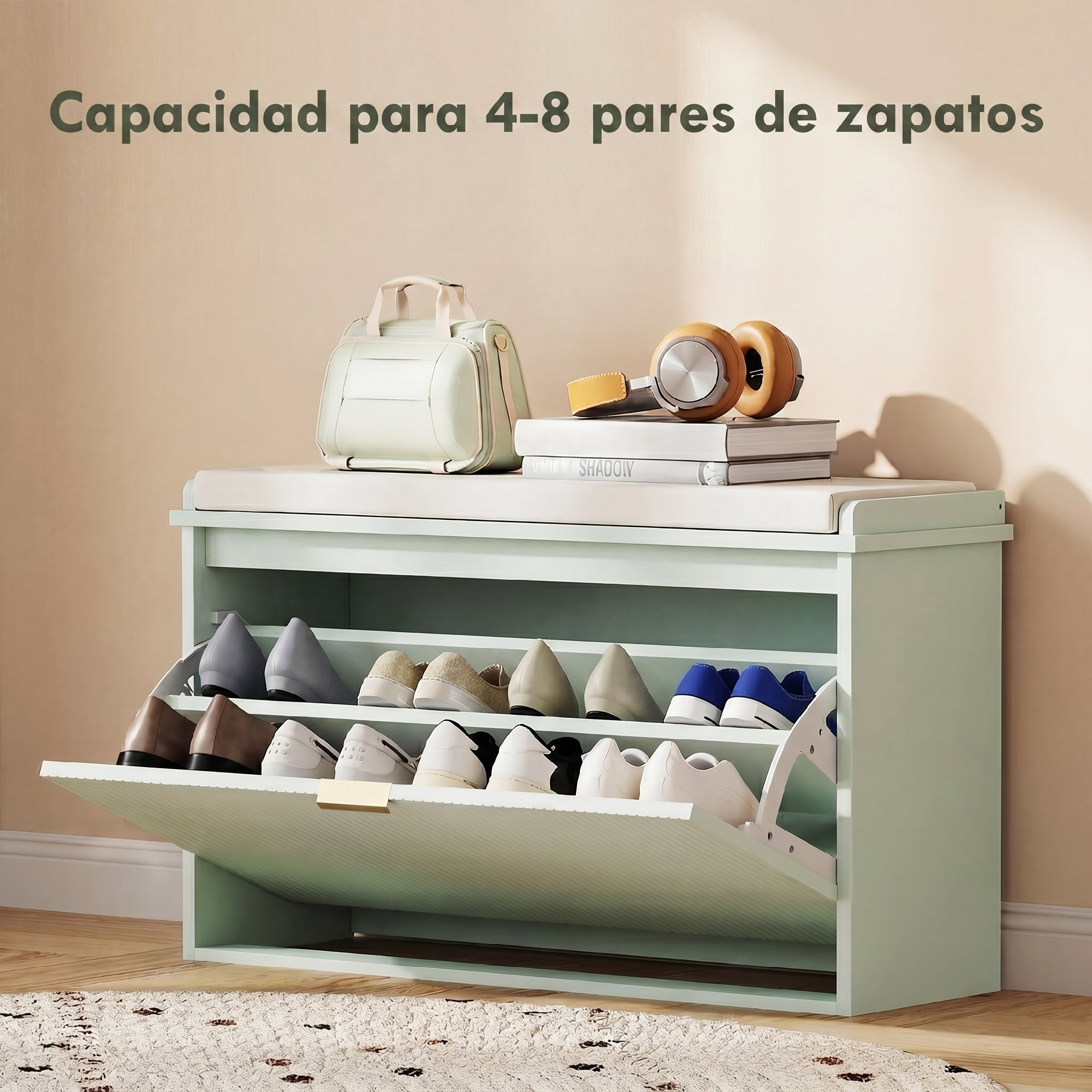 Un banco zapatero verde claro con zapatos, libros, auriculares y un bolso.