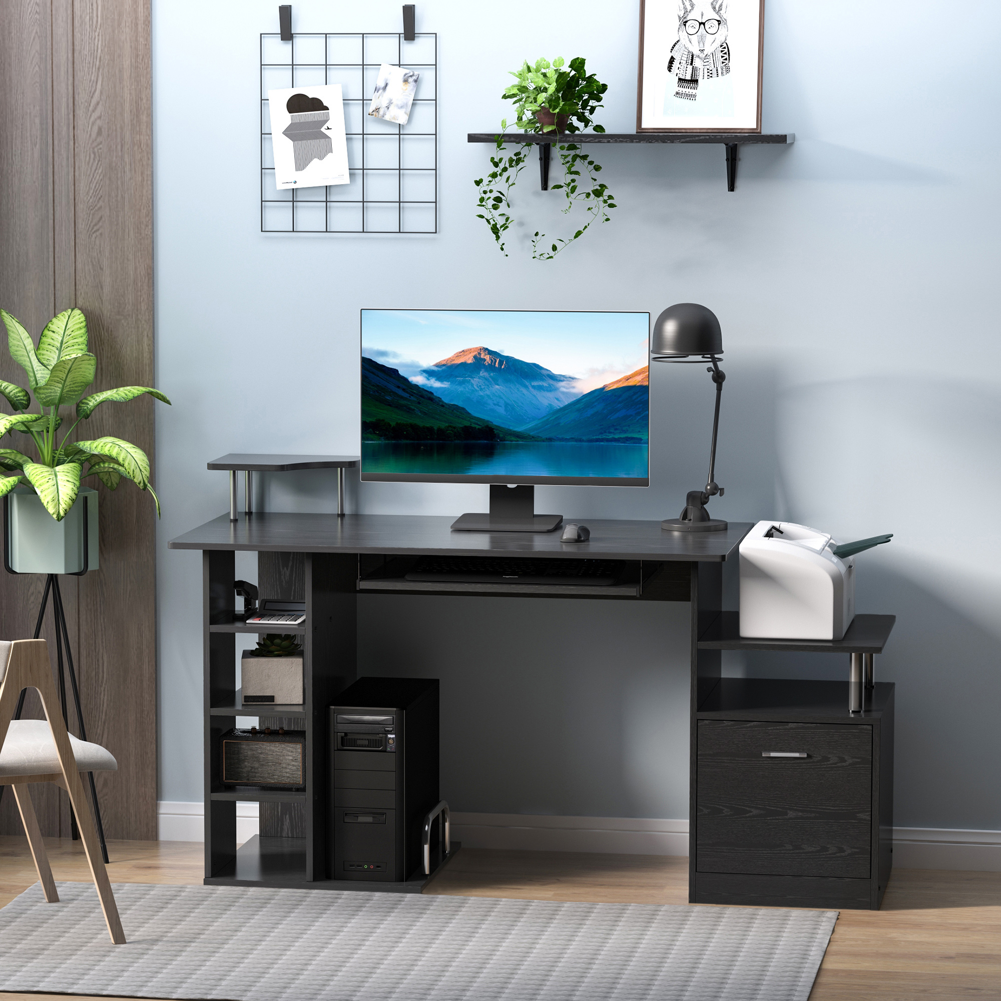 Una moderna scrivania da ufficio con computer, stampante, lampada e mensole su una parete blu.