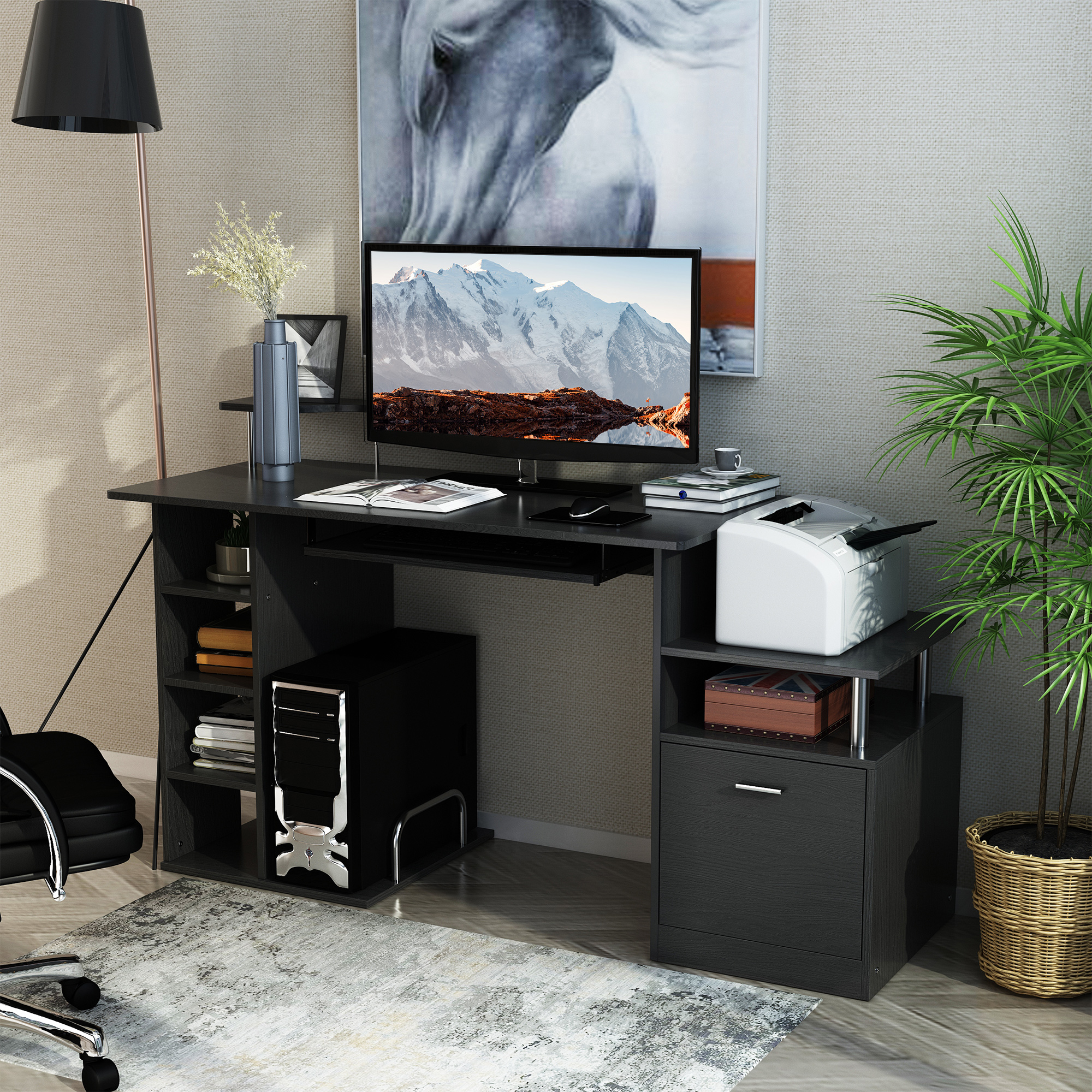Una scrivania nera con computer, stampante, mensole e PC, in una stanza con lampada e pianta.