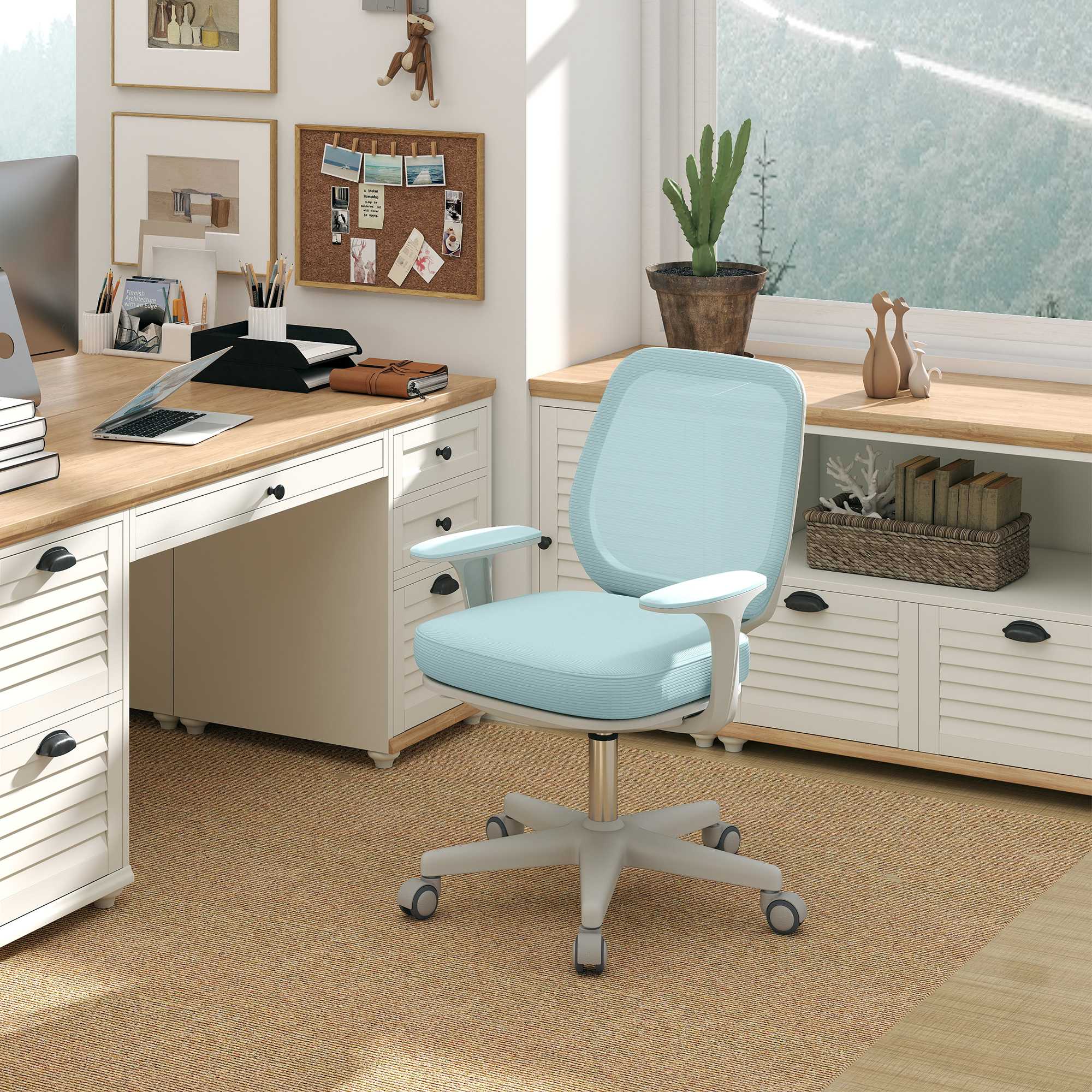 Una sedia da ufficio azzurra davanti a una scrivania in legno con laptop, con finestra soleggiata.
