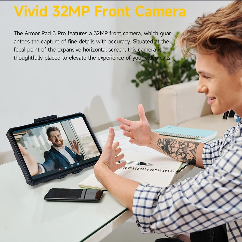 Ein Mann im karierten Hemd führt einen Videoanruf auf einem Tablet und gestikuliert.
