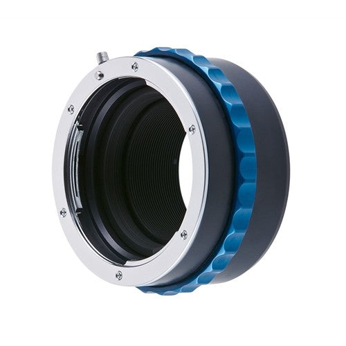 Ein schwarzer Kameraobjektivadapter mit silbernem Metallring und blauem geripptem Drehknopf auf weißem Hintergrund.