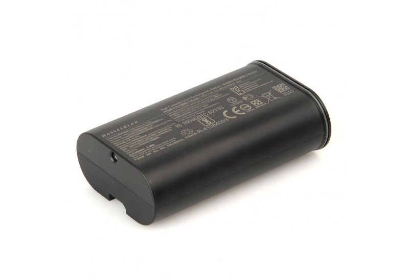 Schwarzer, länglicher Hasselblad-Akku mit gedruckten technischen Daten und CE-Kennzeichen auf weißem Hintergrund.
