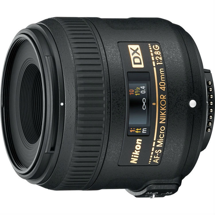 Schwarzes Nikon AF-S Micro Nikkor 40mm 1:2.8G Objektiv auf weißem Hintergrund.