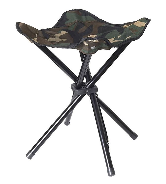 Ein tragbarer Klapphocker mit schwarzem Metallgestell und Tarnmuster-Sitz.