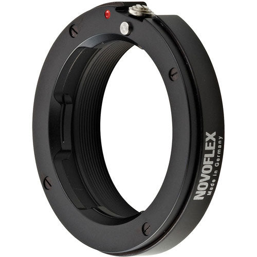 Ein schwarzer Novoflex Kamera-Adapterring mit silbernen Schrauben und rotem Punkt vor einem weißen Hintergrund.