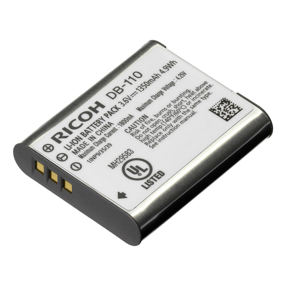 Eine graue Ricoh DB-110 Li-Ionen-Akku-Pack mit gedruckten Sicherheitswarnungen und Kontakten.