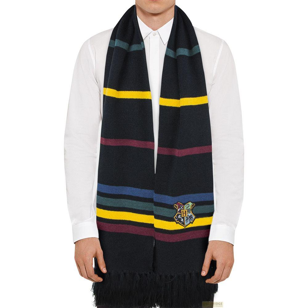 Un homme porte une chemise blanche et une écharpe rayée sombre avec des franges et l'écusson de Poudlard.