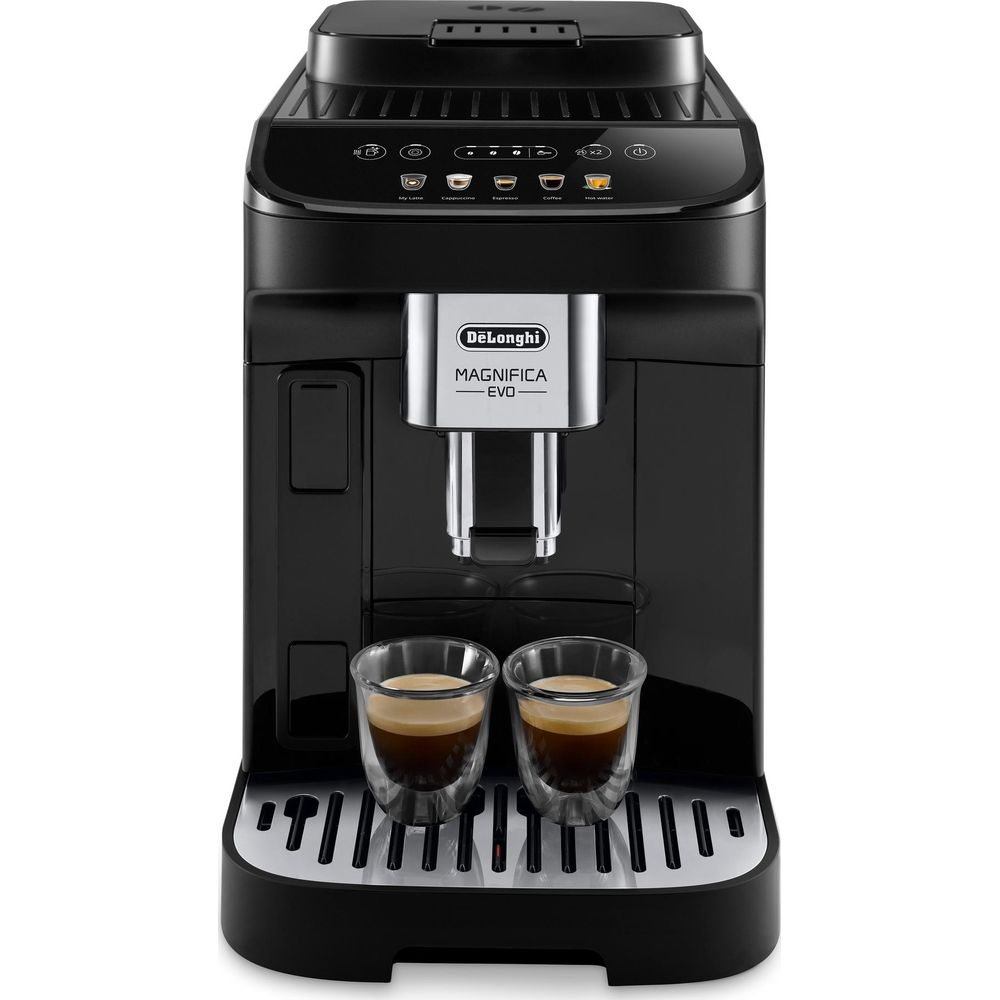 Una macchina da caffè nera De'Longhi Magnifica Evo che eroga due tazze di espresso su un vassoio argentato.