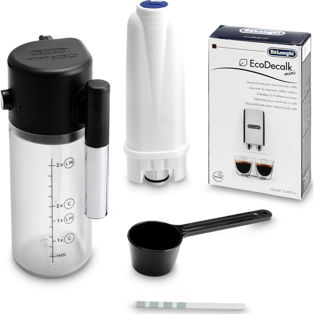 Montalatte, filtro acqua, scatola decalcificante, cucchiaio e striscia reattiva su sfondo bianco.
