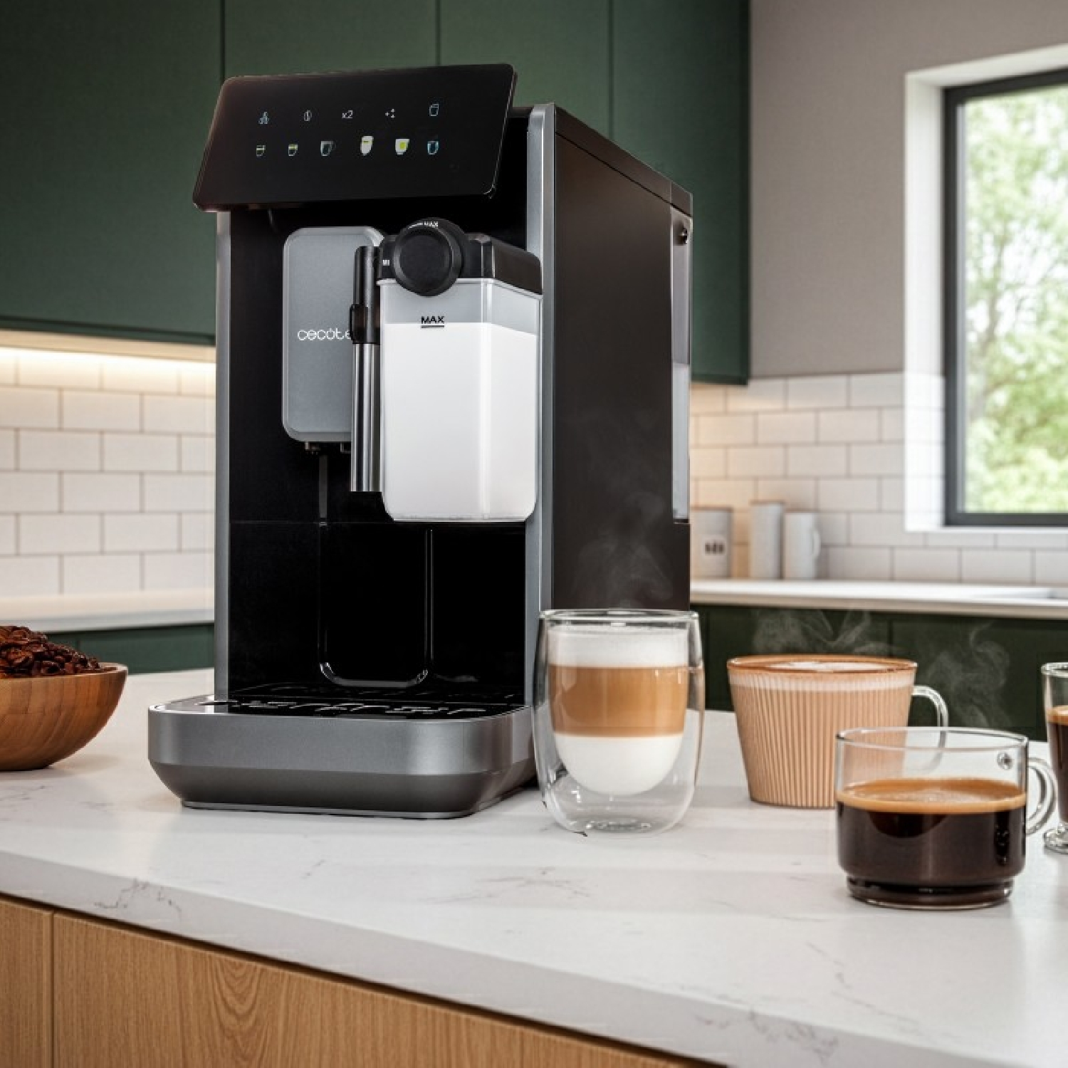 Moderna macchina da caffè su un piano cucina con tazze di caffè fumanti vicine.