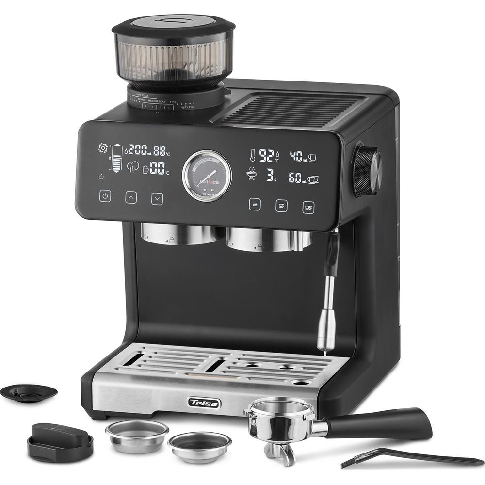 Macchina da caffè espresso Trisa nera con display digitale, macinacaffè integrato, due portafiltri e accessori su fondo bianco.