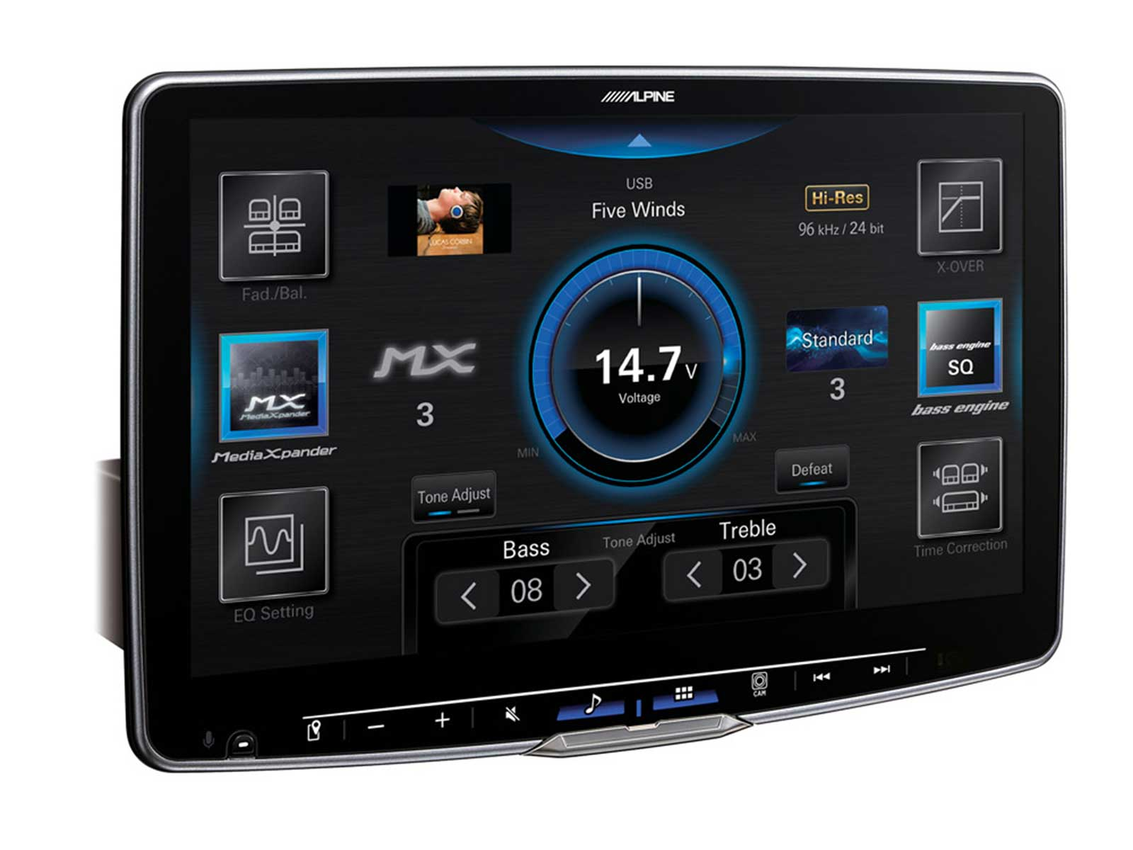 Ein Alpine-Car-Audio-Touchscreen zeigt Audioeinstellungen, Equalizer, Medieninfo und eine Spannungsanzeige.