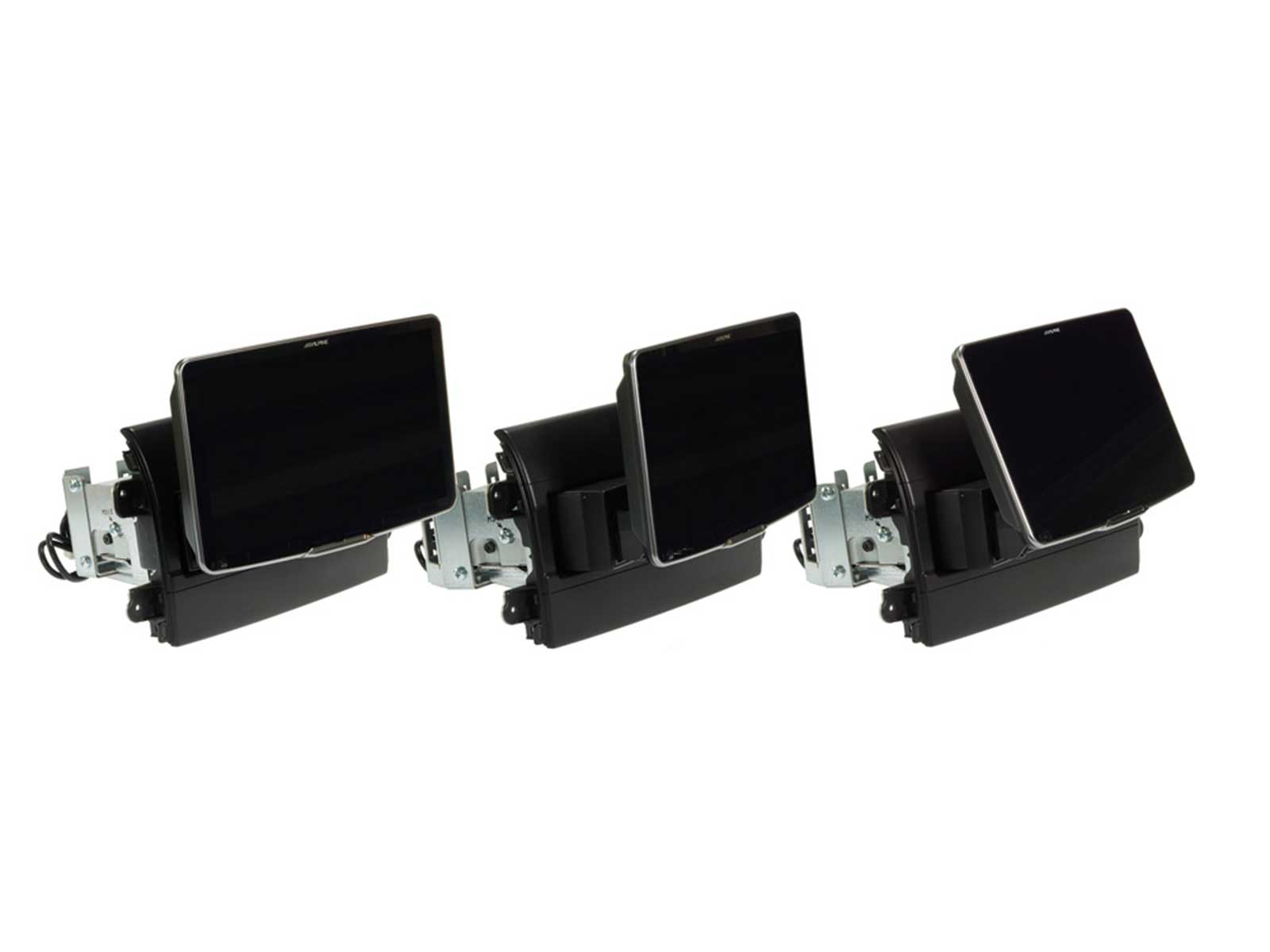 Drei schwarze Auto-Navigationsdisplays auf weißem Hintergrund.
