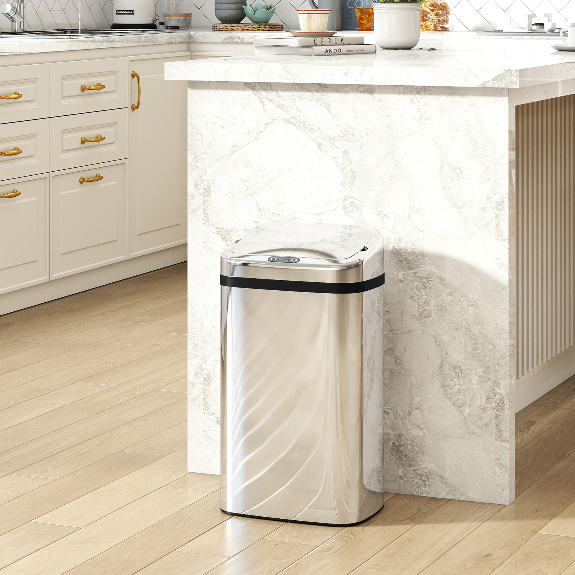 Un cestino automatico in acciaio inossidabile si trova su un pavimento in legno in una cucina.