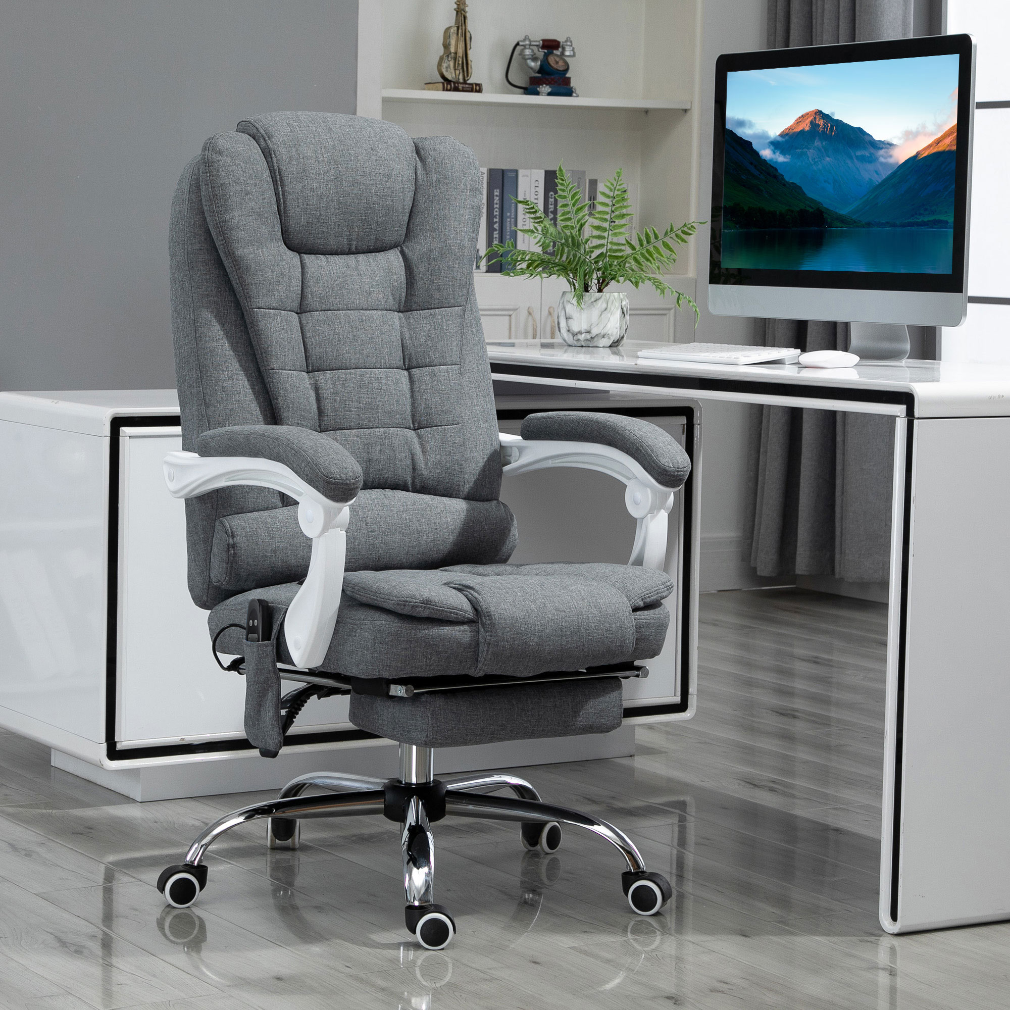Sedia da ufficio ergonomica grigia con dettagli bianchi, rotelle e poggiapiedi in una stanza moderna.