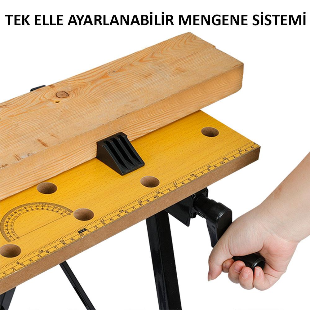 Bir kişi, tahta bir tahtayı kelepçelerle sabitleyen sarı bir tezgâhın el marşını çeviriyor.
