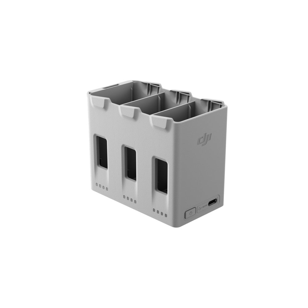 Un hub di ricarica per batterie DJI grigio per tre batterie con porta USB-C e LED di stato su sfondo bianco.