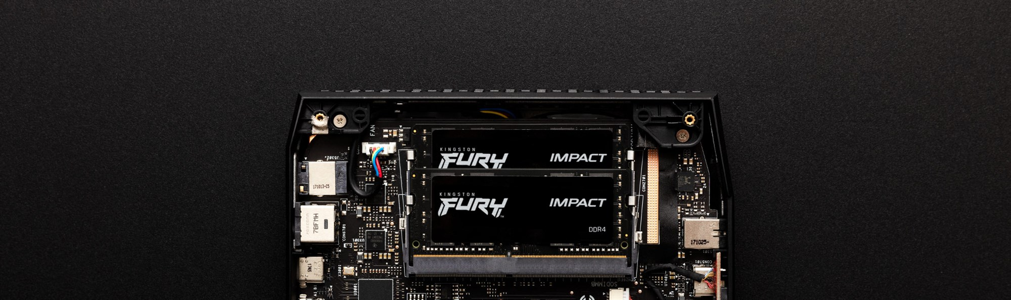 Zwei Kingston Fury Impact DDR4 RAM-Sticks sind auf einem schwarzen Motherboard installiert.