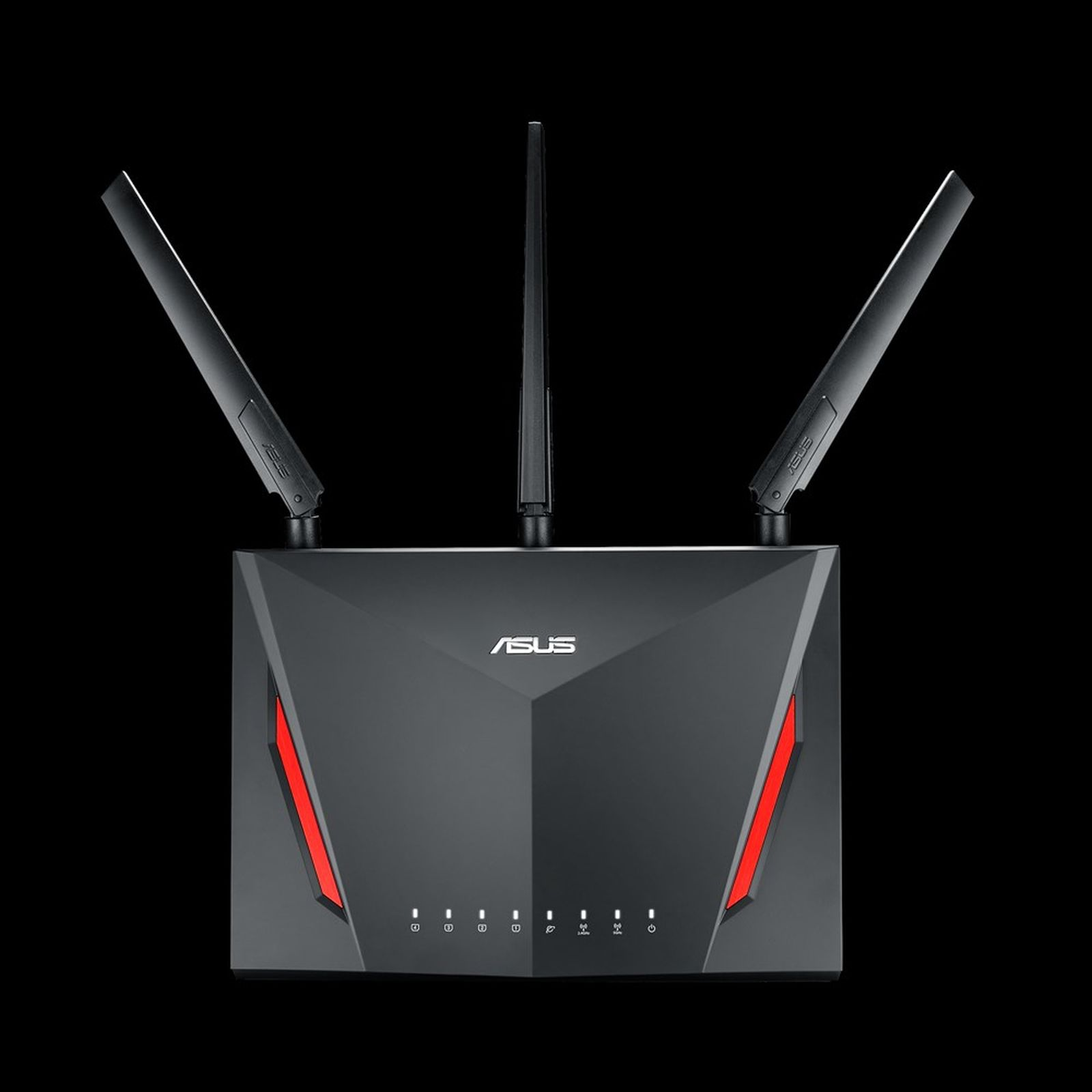 Schwarzer Asus-WLAN-Router mit drei Antennen und roten Beleuchtungsakzenten auf schwarzem Hintergrund.