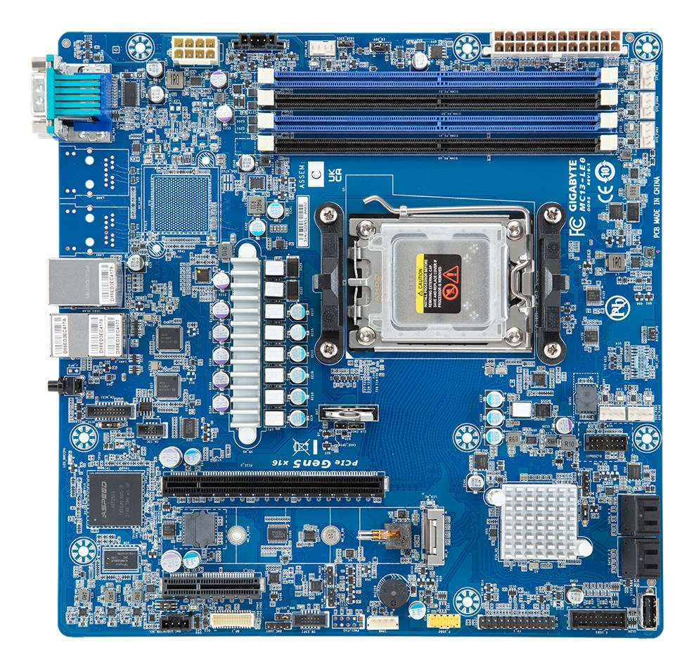 Una placa base de computadora azul tiene varias ranuras, un zócalo de CPU y numerosos componentes electrónicos.