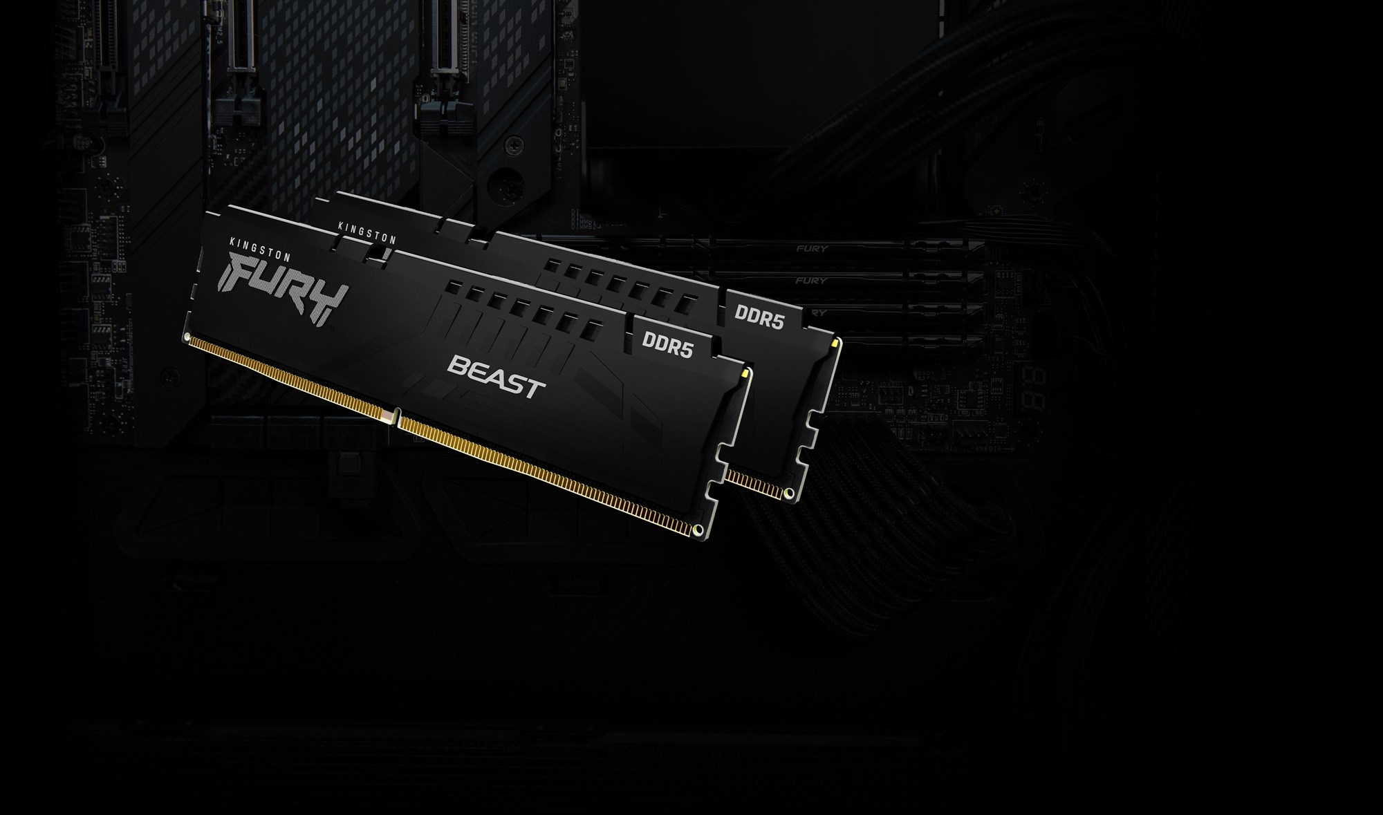 Dwa czarne moduły RAM DDR5 Kingston Fury Beast na ciemnej płycie g łównej.