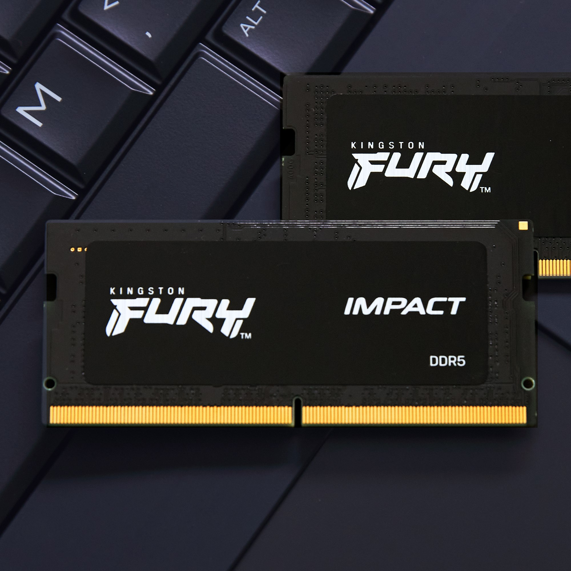 Due moduli RAM Kingston Fury DDR5 neri su una tastiera di computer scura.