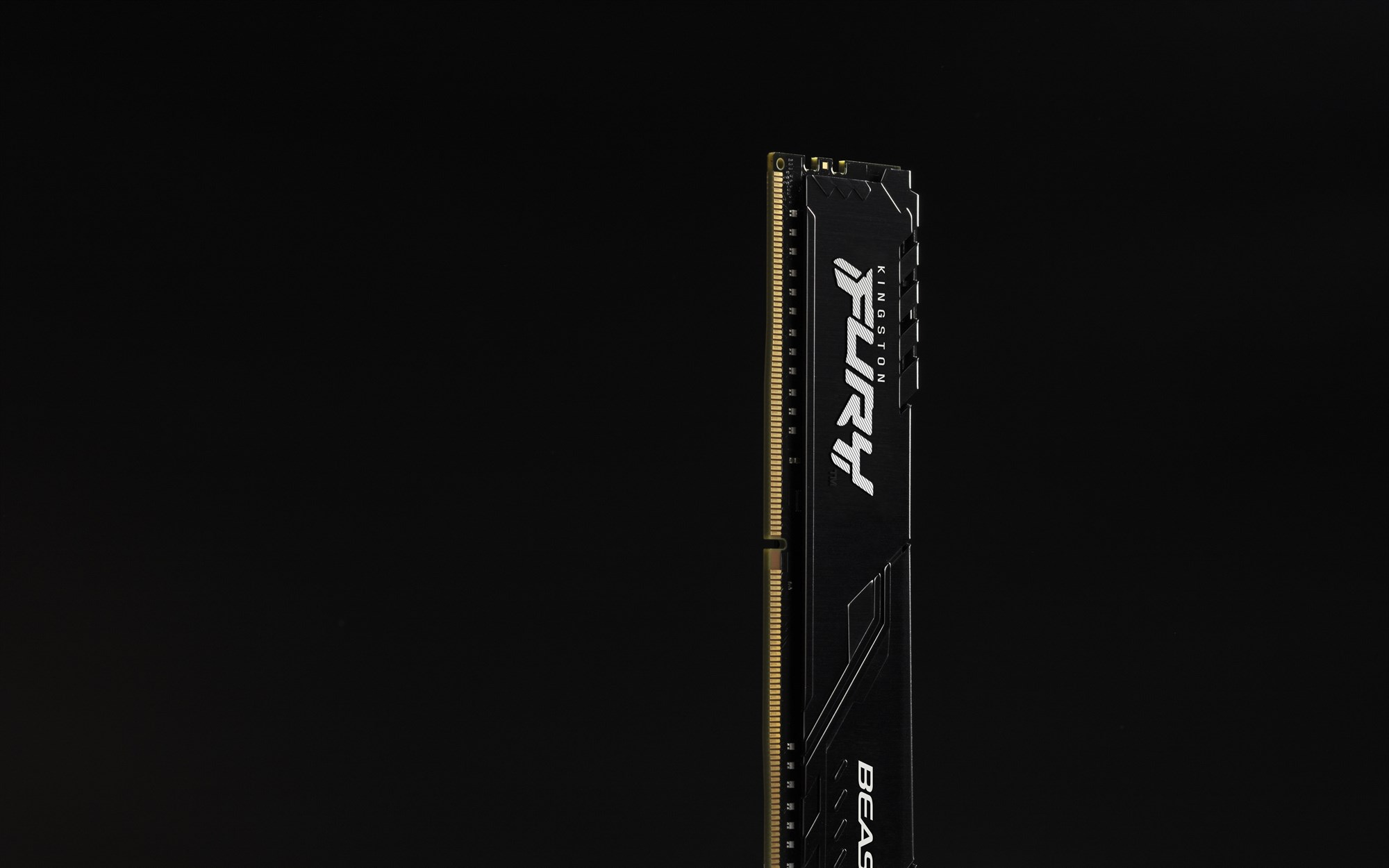 Czarny moduł pamięci RAM Kingston FURY na czarnym tle.